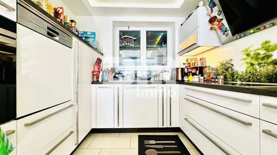 Vollständig kernsaniertes / neu erstelltes EFH in zentraler Lage mit 2 Garagen - EG Wohnküche mit Einbauküche